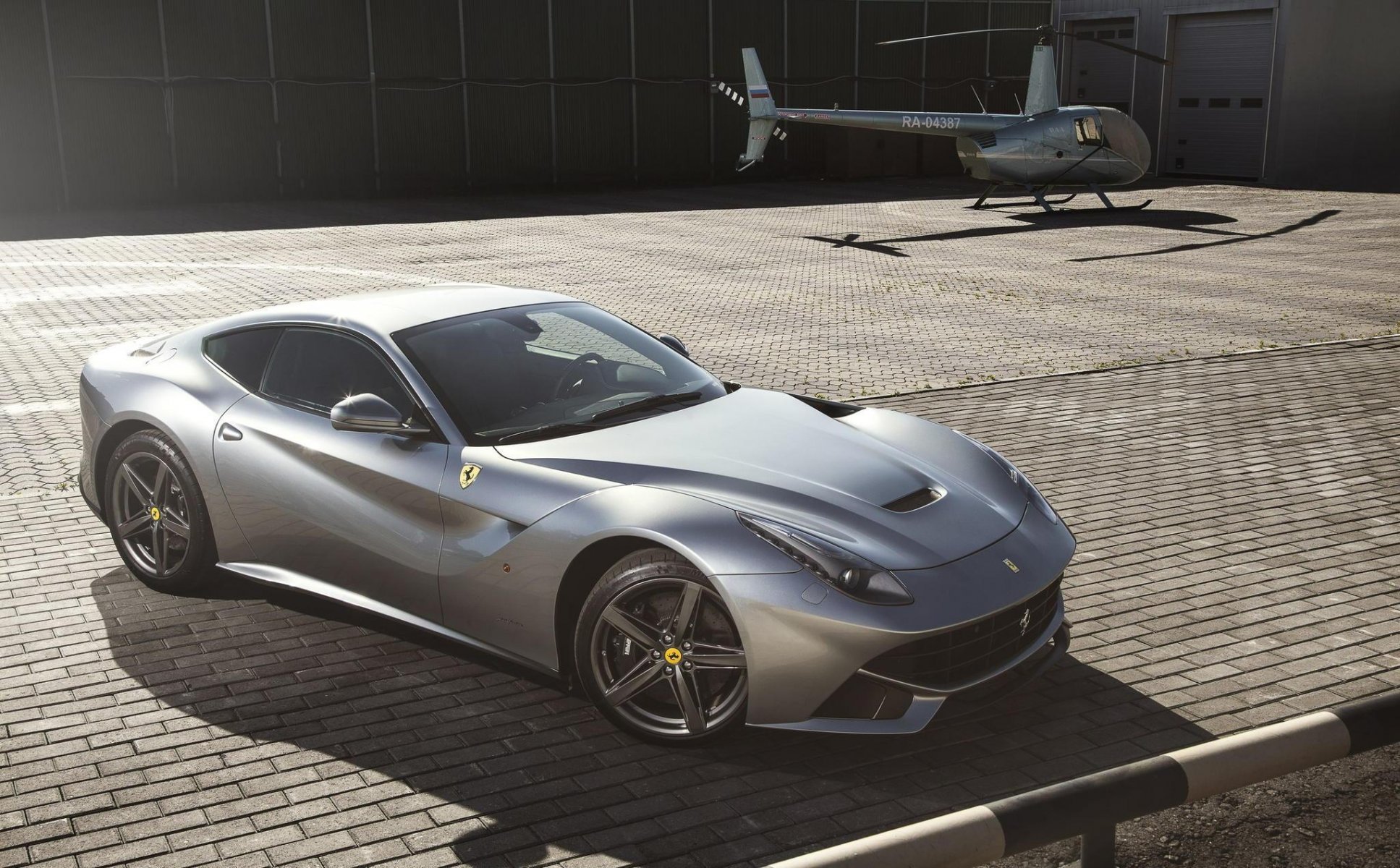 ferrari f12 berlinetta supersamochód helikopter