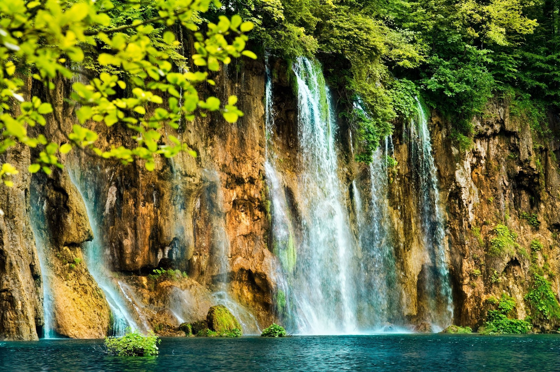 cascade eau lac roches feuilles arbres nature