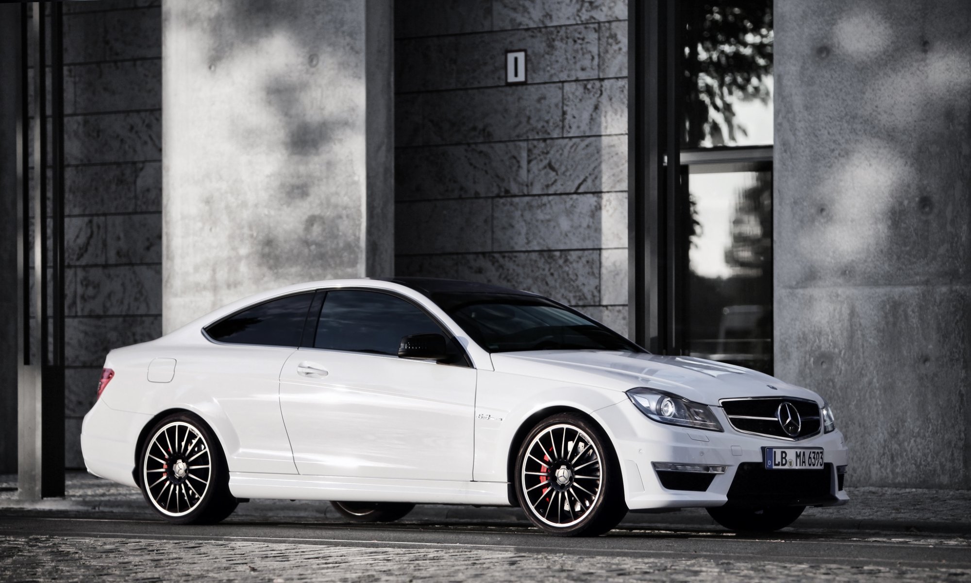 mercedes c63 amg белый здание мерседес амг