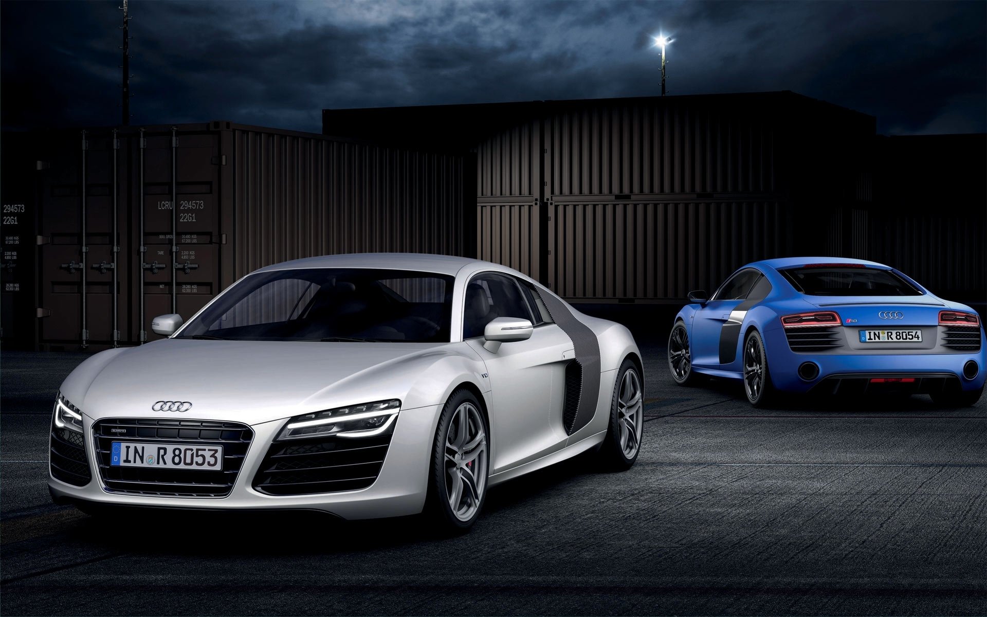 audi r8 v10 plusx voiture de sport deux bleu blanc conteneurs nuit