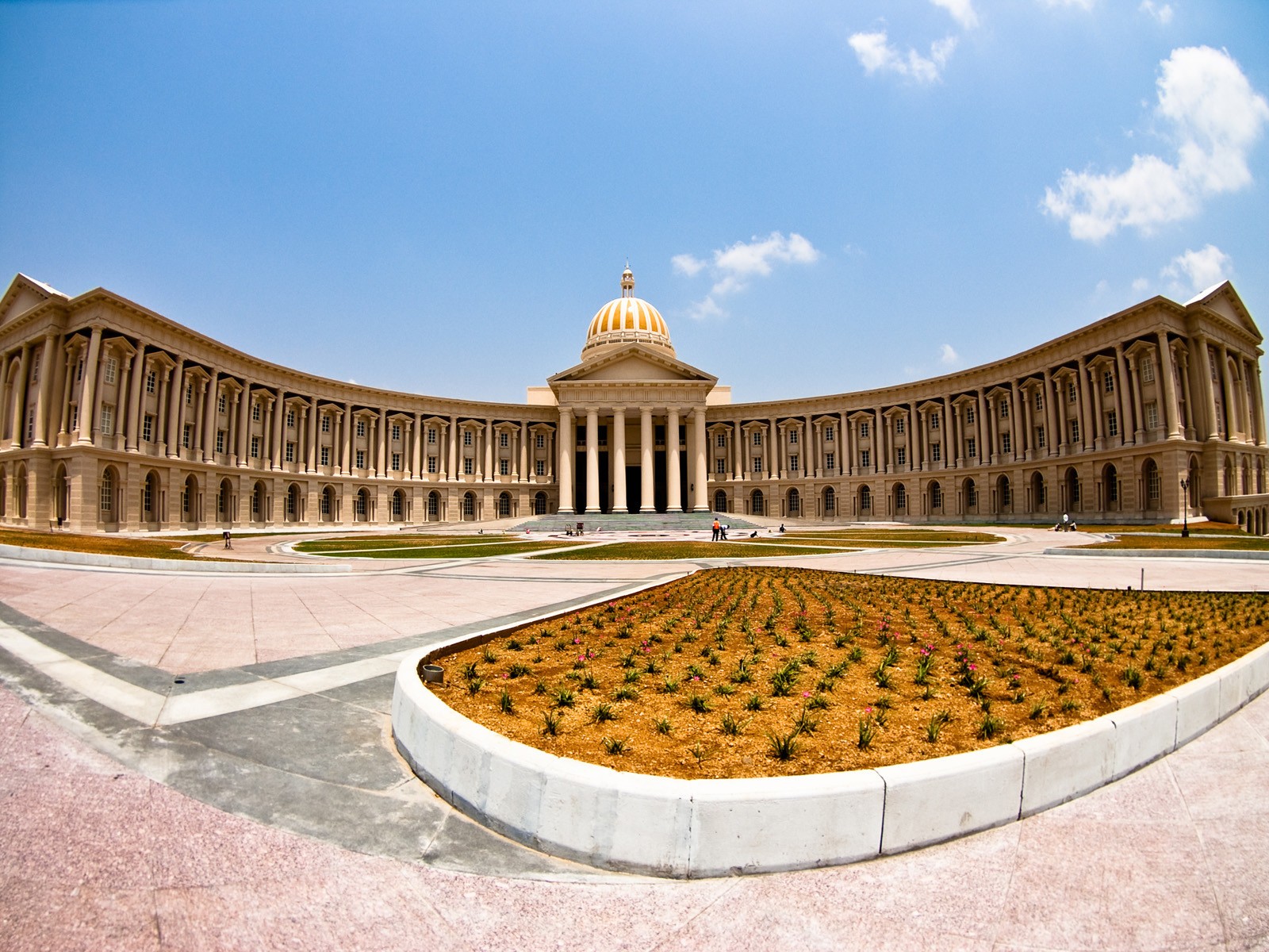 edificio cupola aiuola panorama