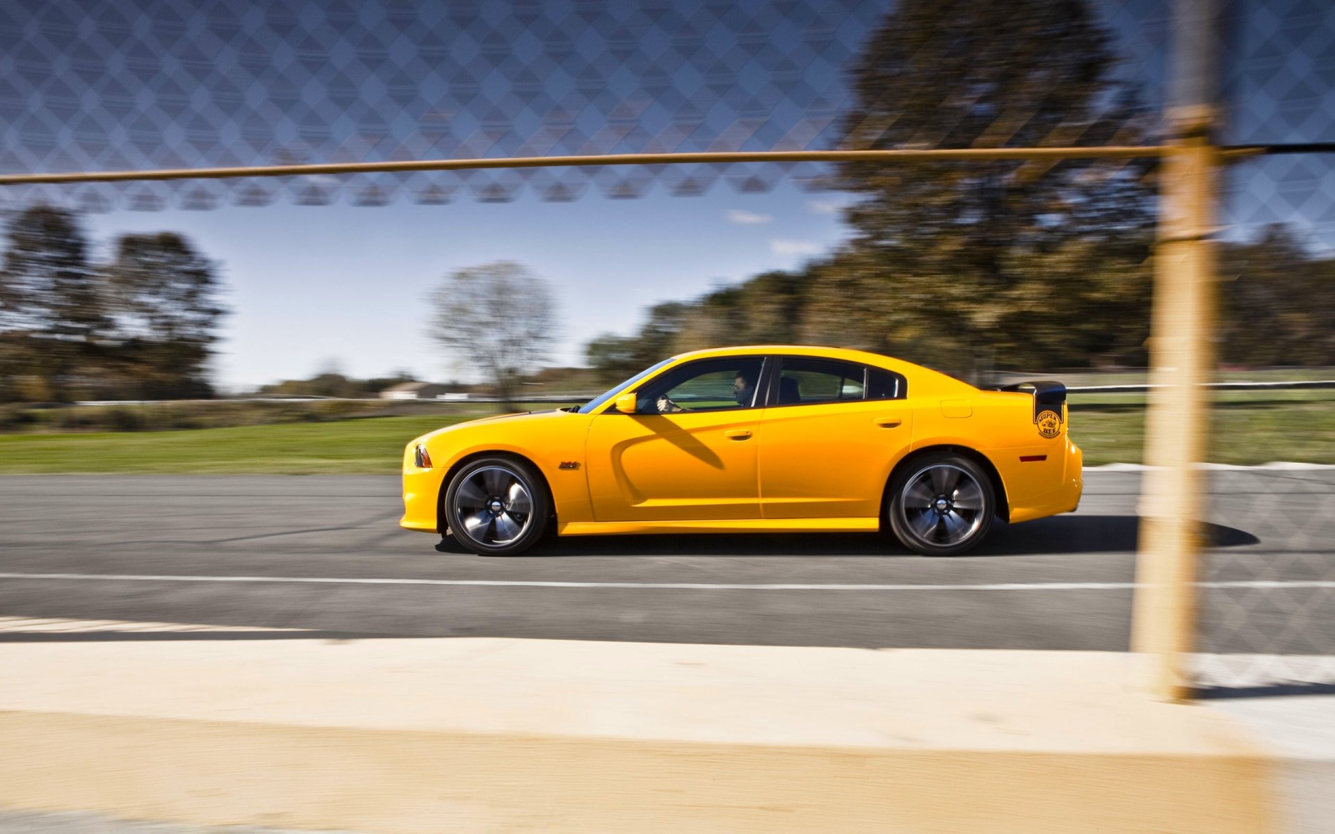 dodge cargador srt8 super bi auto amarillo dodge vista lateral en movimiento sedán