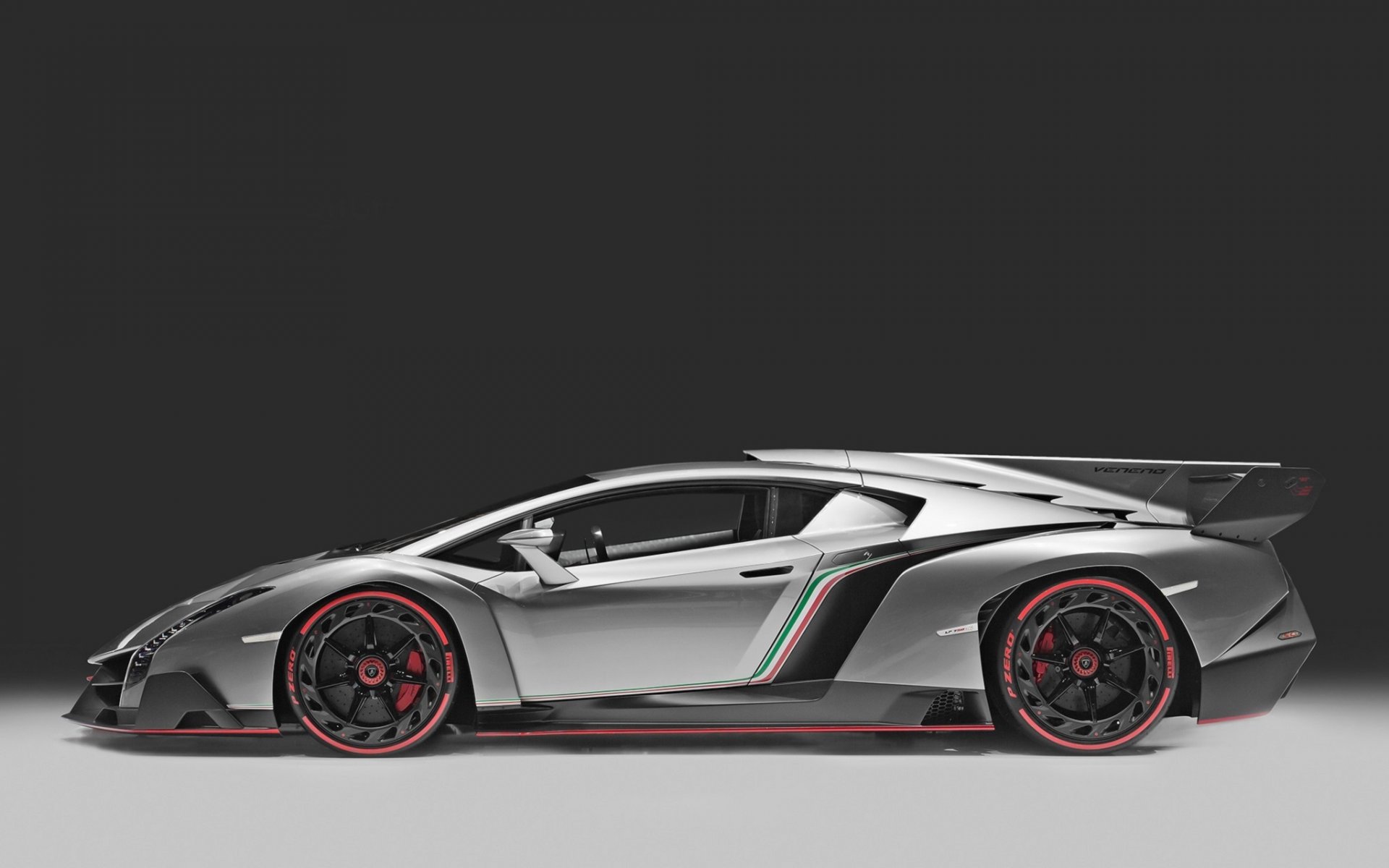 lamborghini veneno widok z tyłu płetwa kolory flaga włoch