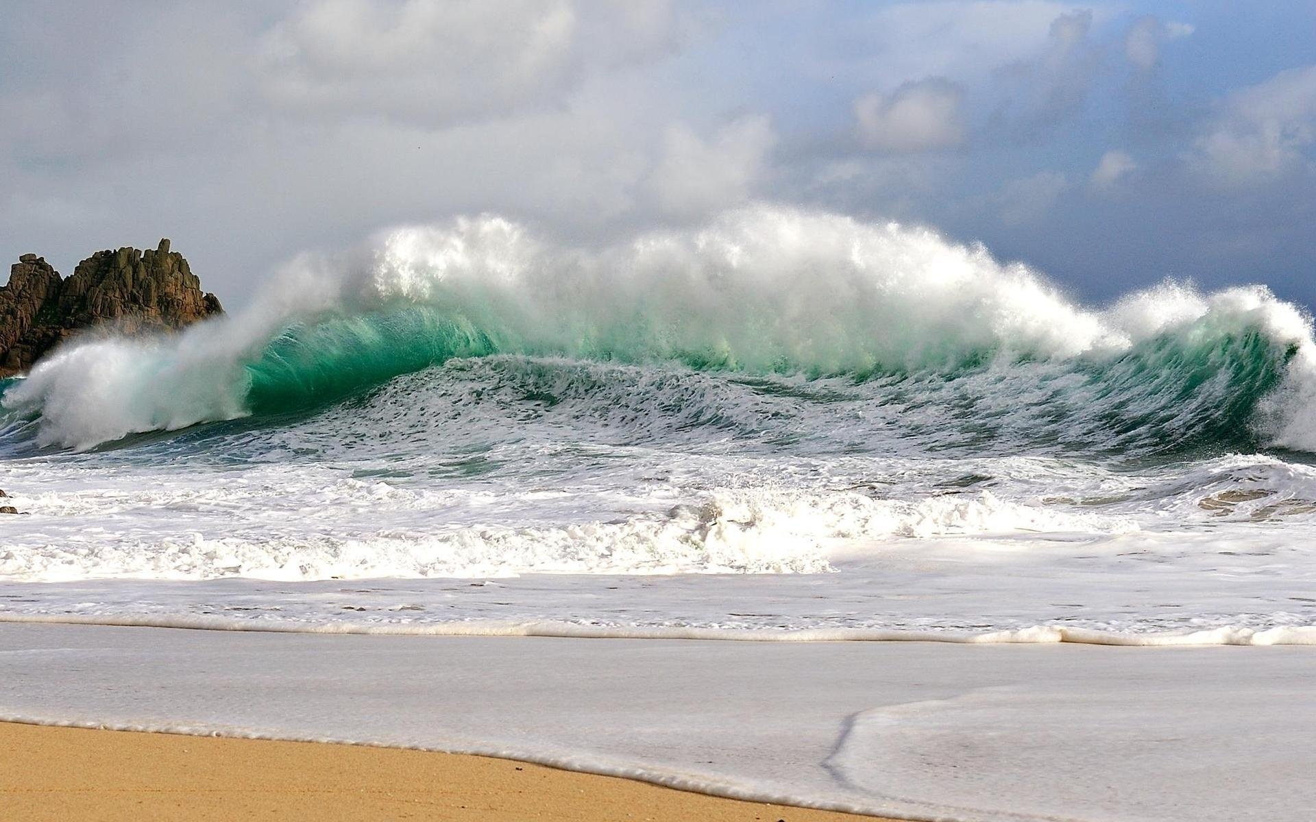 mare onde schiuma surf tempesta acqua verde cielo nuvole roccia spiaggia spiaggia acqua