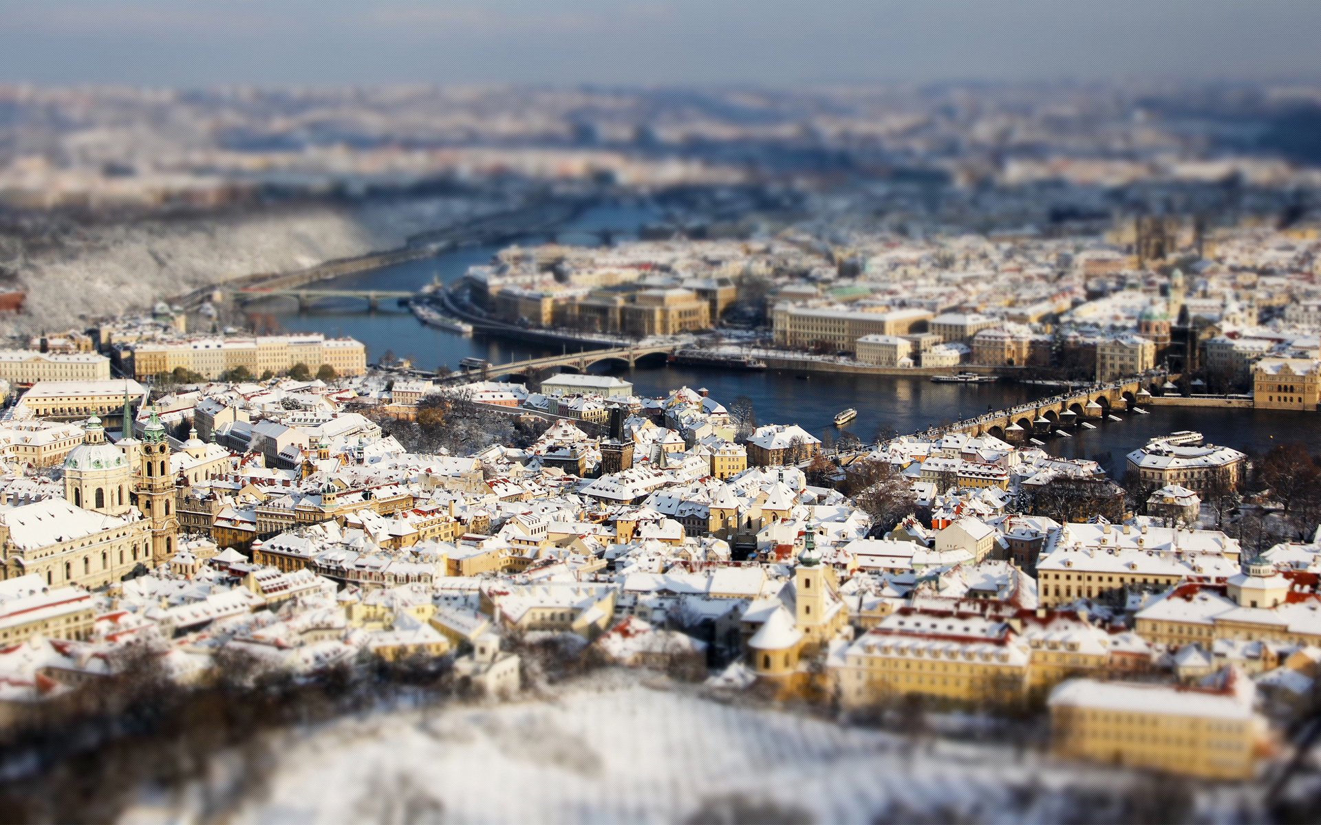 горол панорама прага сверху tilt shift чехия столица европа мосты река вид дома здания архитектура размытость города