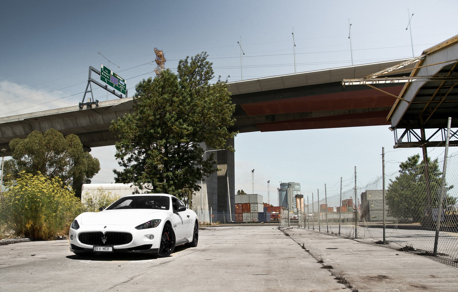 maserati granturismo mc stradale белый мазерати грантуризмо страдале вид спереди ограждение мост небо