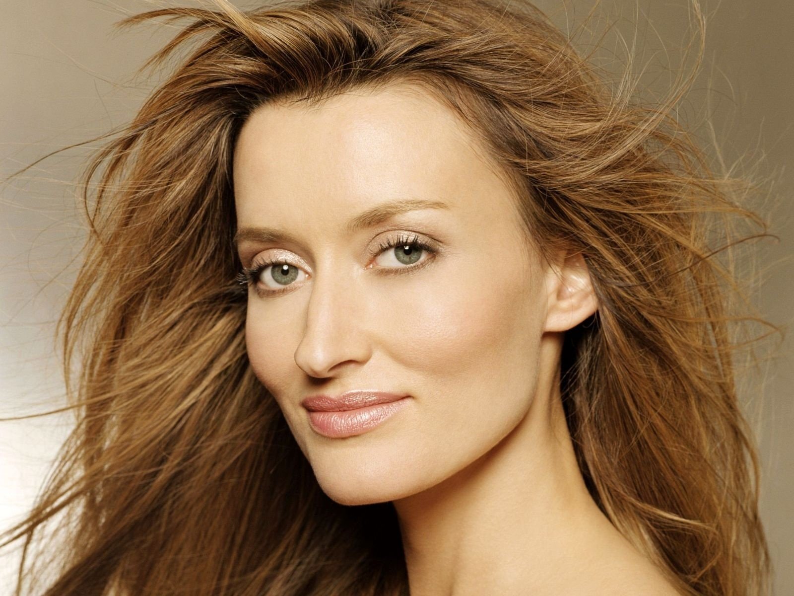 natascha mcelhone natasha mcelhone attrice sfondo occhi capelli sguardo viso occhi verdi rossa sorriso ragazza vento ritratto modella