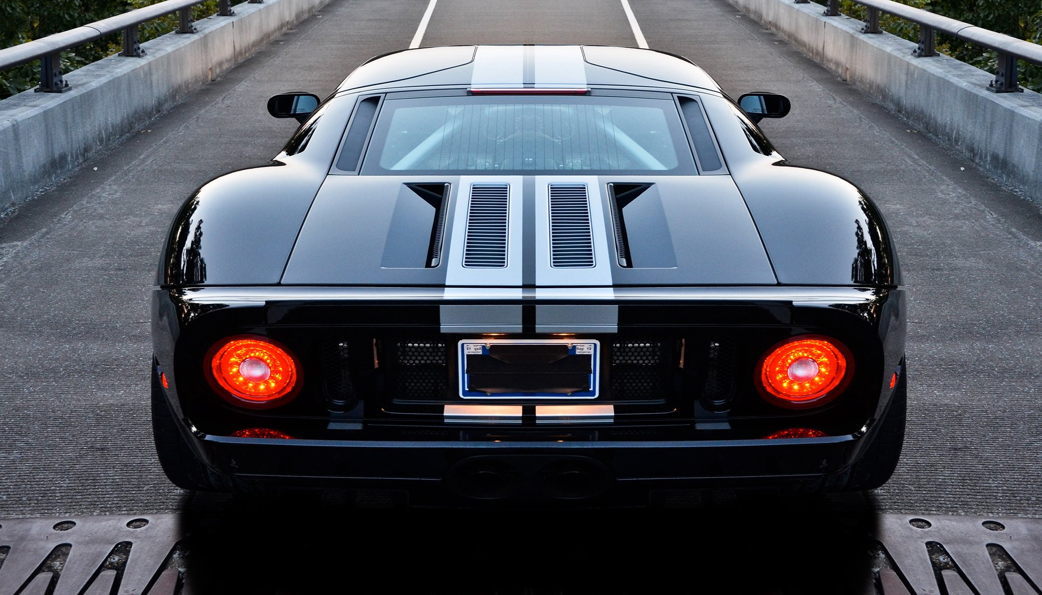 ford gt negro atrás