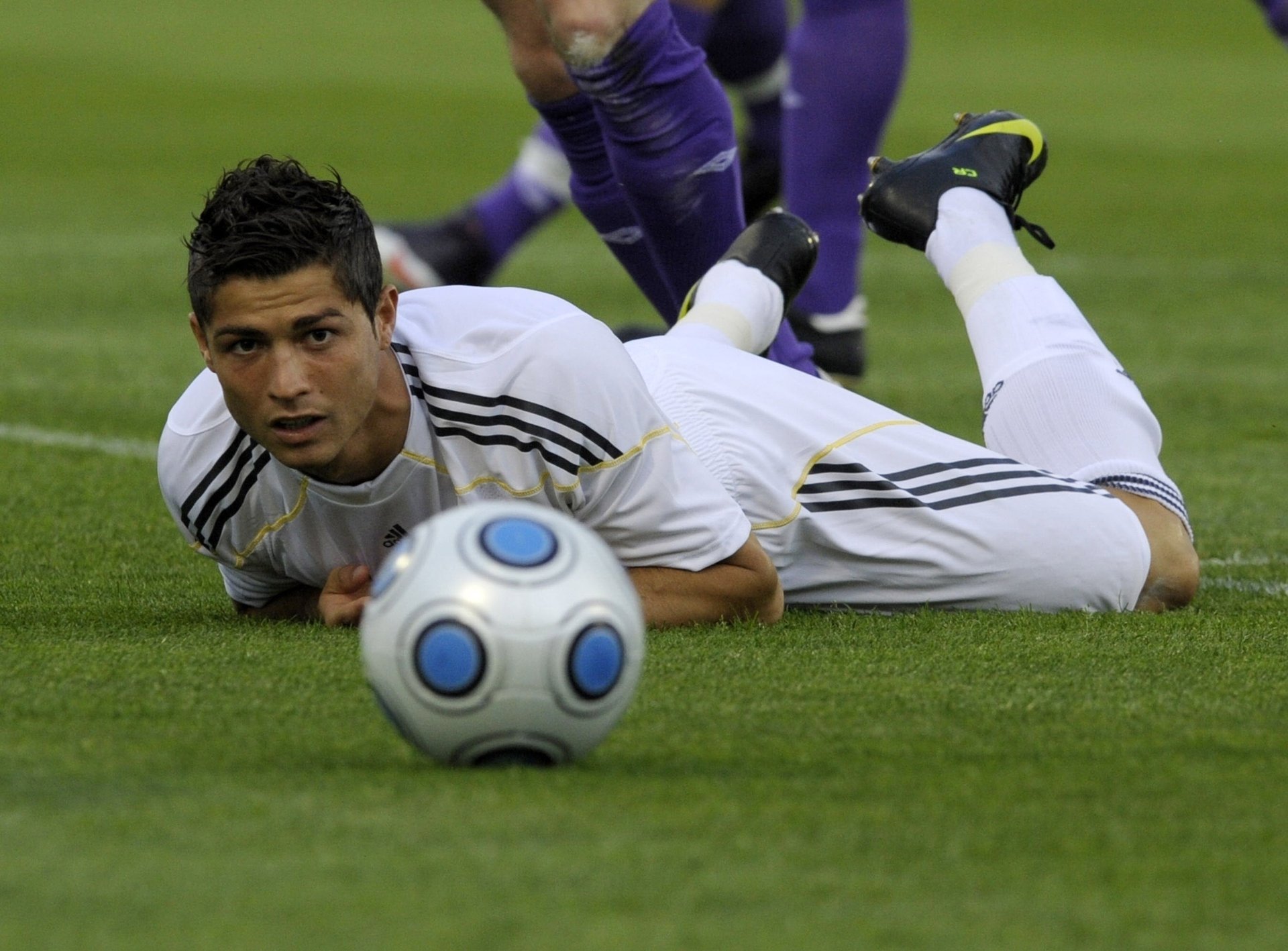 fußball auf dem rasen ball ronaldo ronaldo real madrid sport spiel fußballer stadion rasen gras liegt blick brünette männer