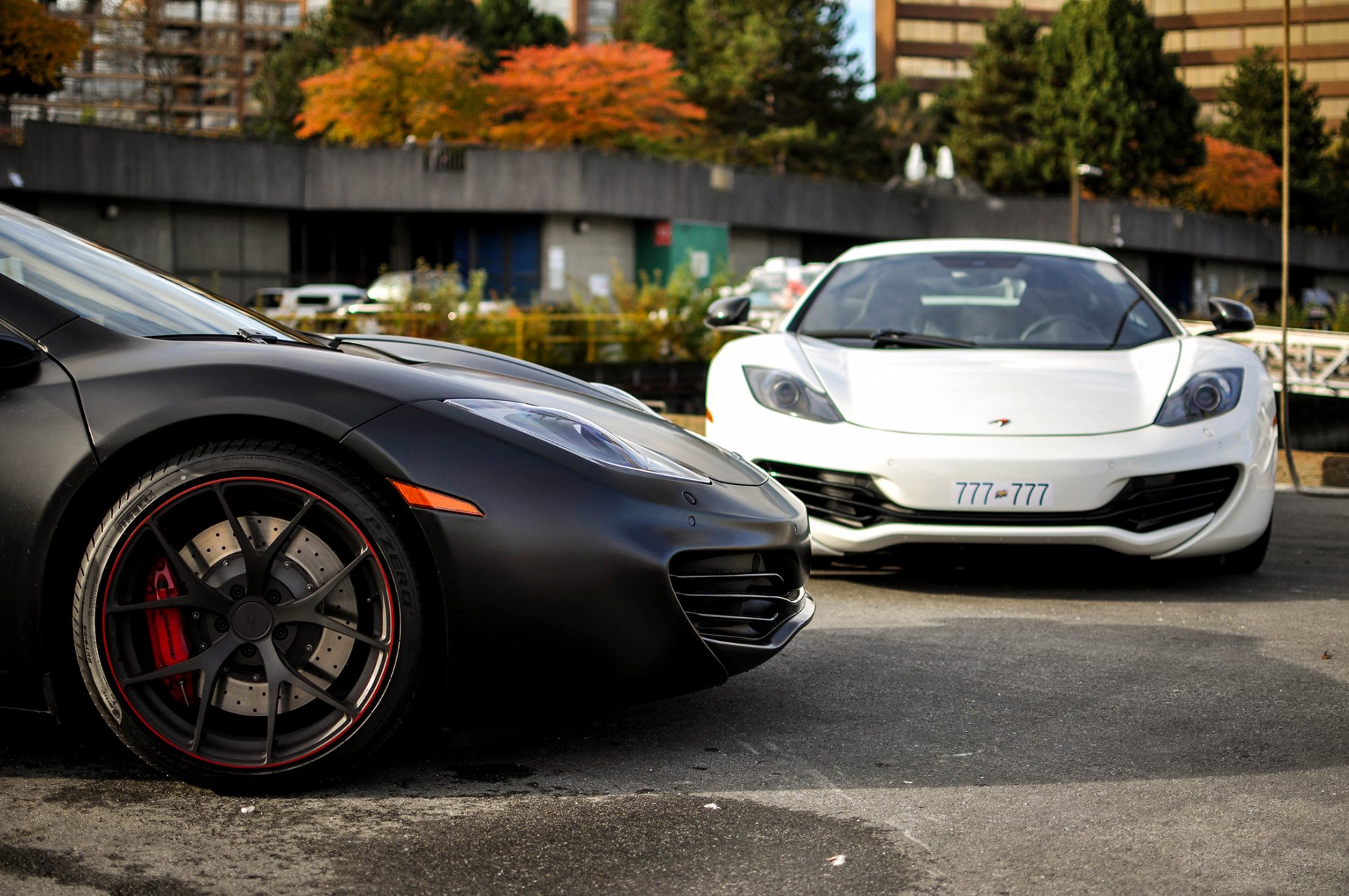 mclaren mp4 12c schwarz weiß felgen vorne supersportwagen mclaren vorne