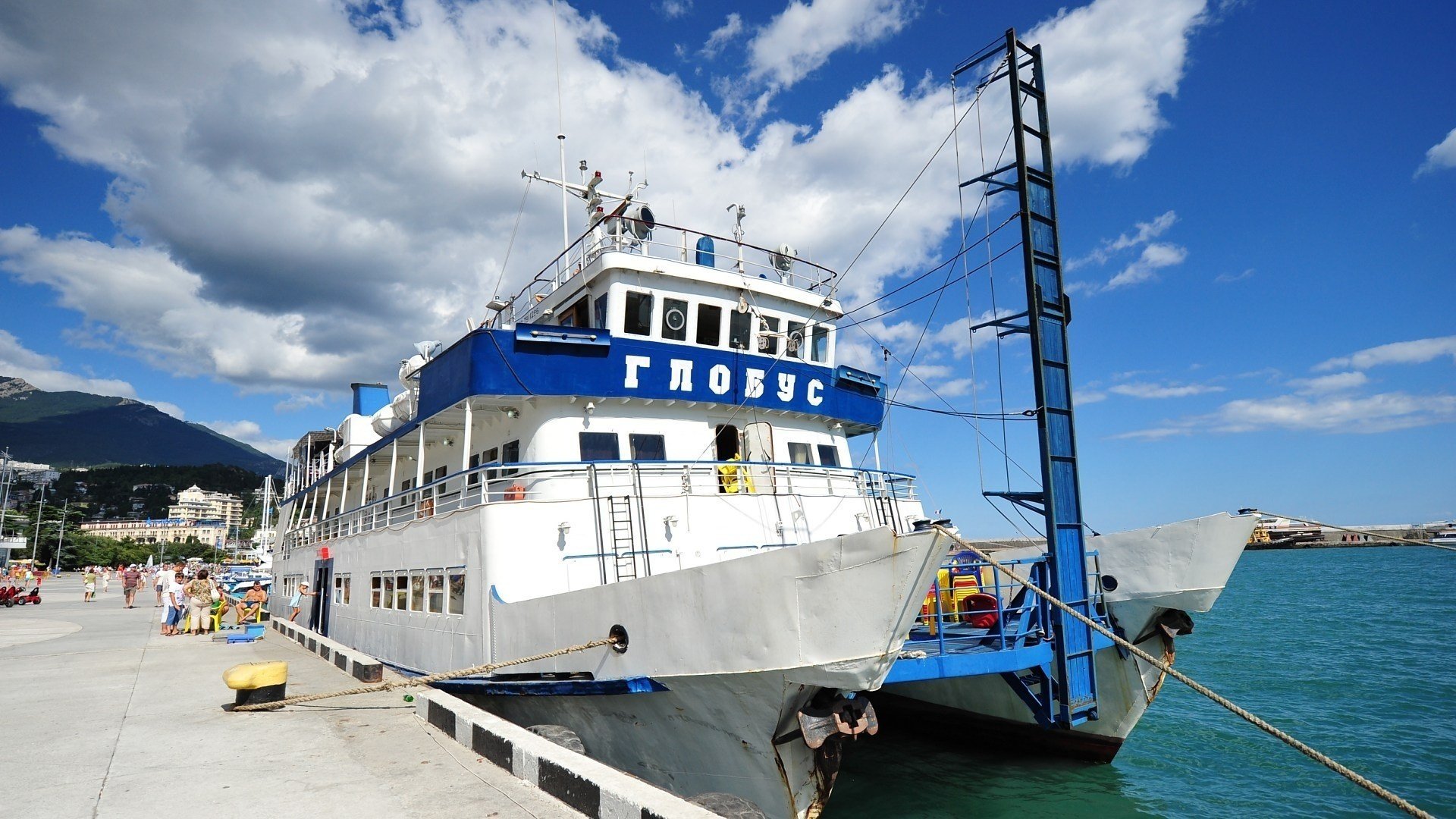 barcos de vapor yalta globo terraplén muelle muelle nubes catamarán crimea personas turistas resort verano cielo montañas yubk transporte