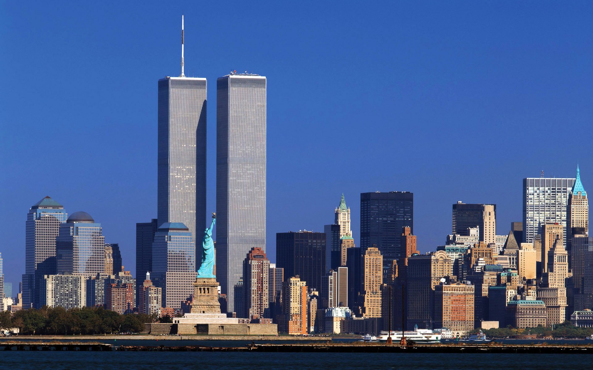 wtc панорама башни-близнецы twin towers new york world trade center нью-йорк сша америка небоскребы дома здания мегаполис столица статуя деревья парк синее небо вид города