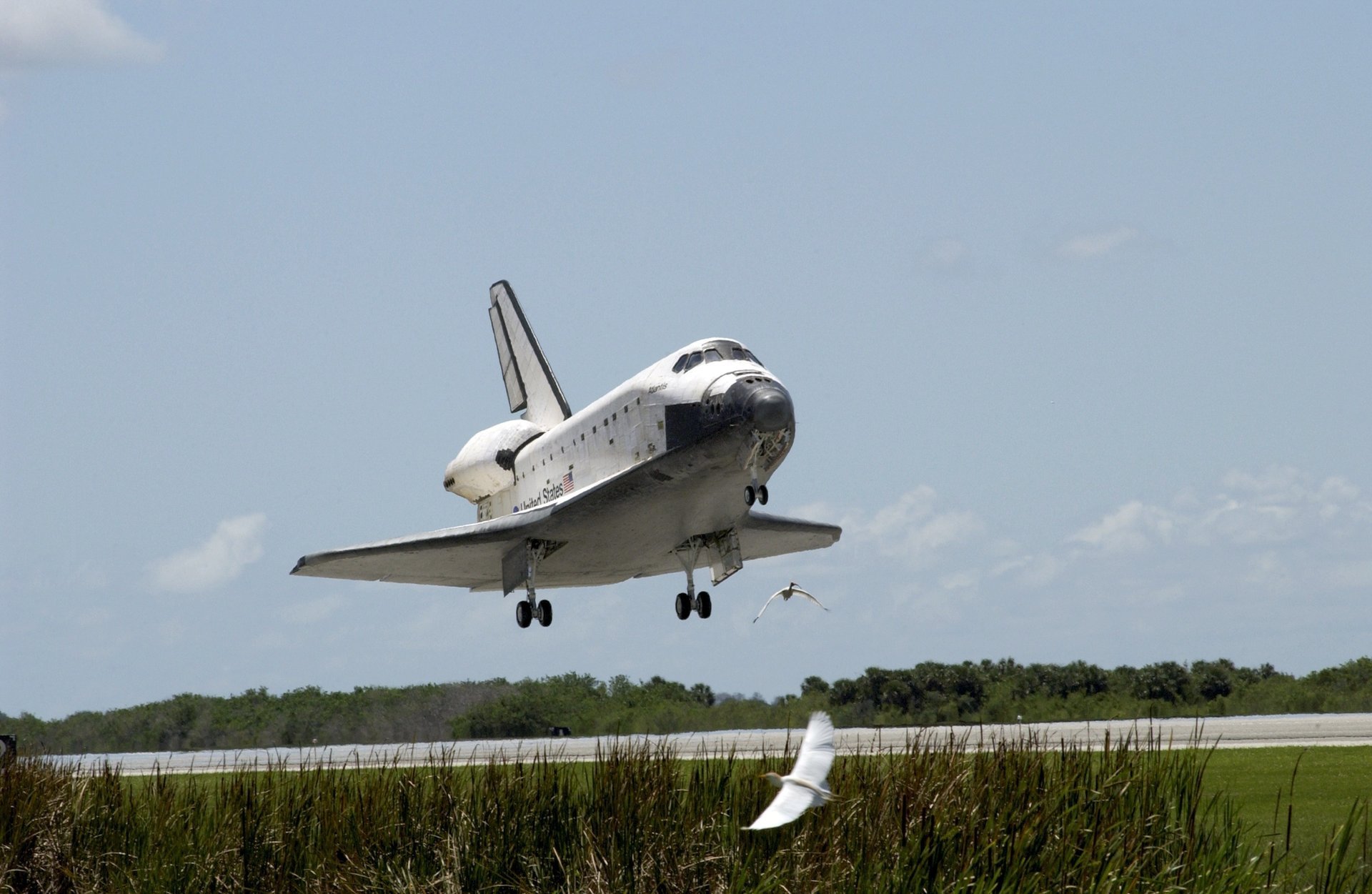 nasa navette spatiale décollage espace navette usa columbia usa avion avia nuages ciel arbres champ astronautique technologie spatiale