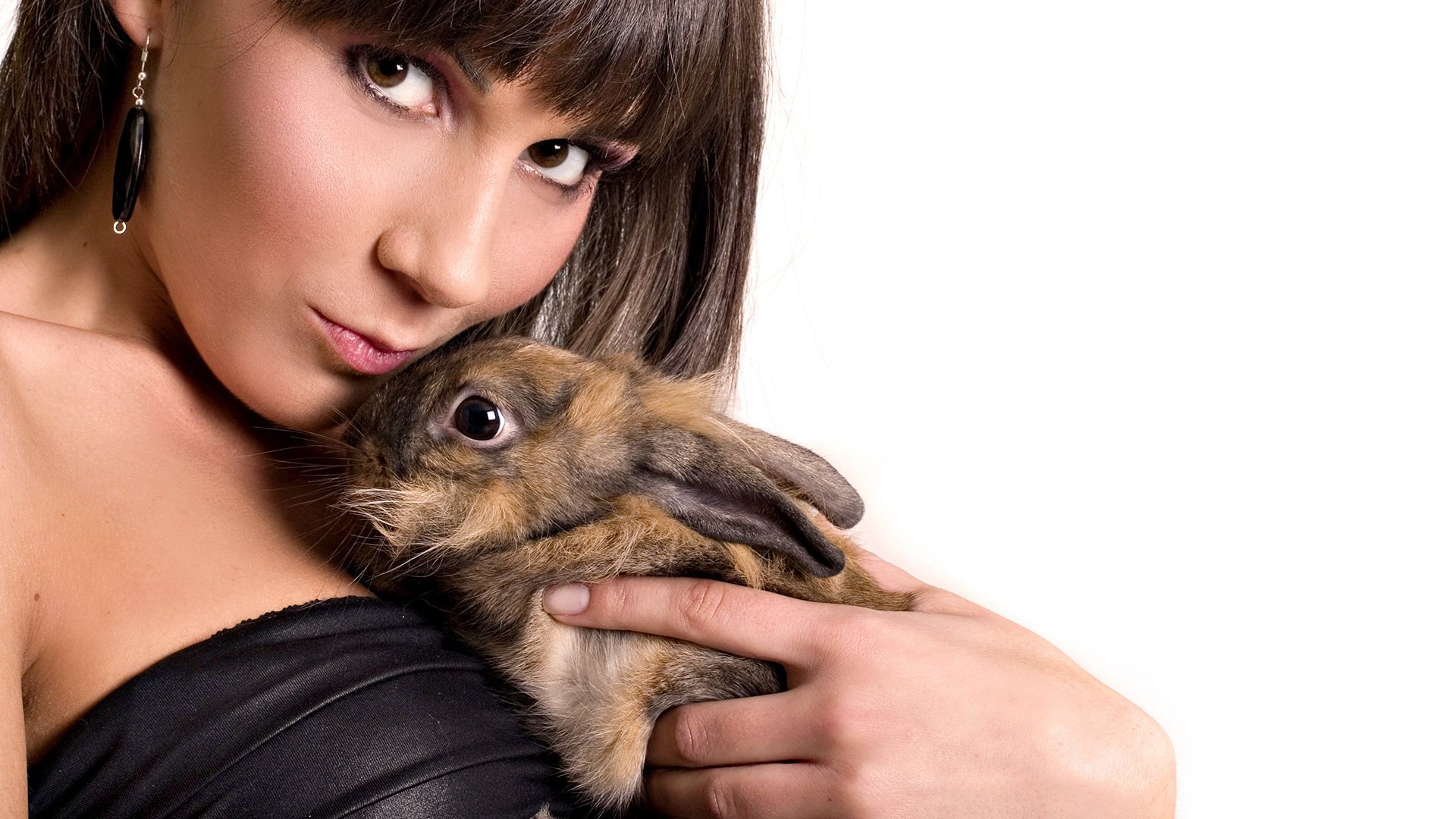 chica ojos mirada conejo blanco fondo animales retrato amistad modelos mujeres cara