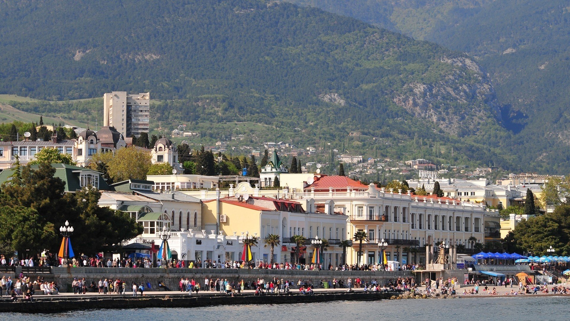 yalta montagnes crimée remblai ville station balnéaire vacanciers personnes maisons mer palmiers été