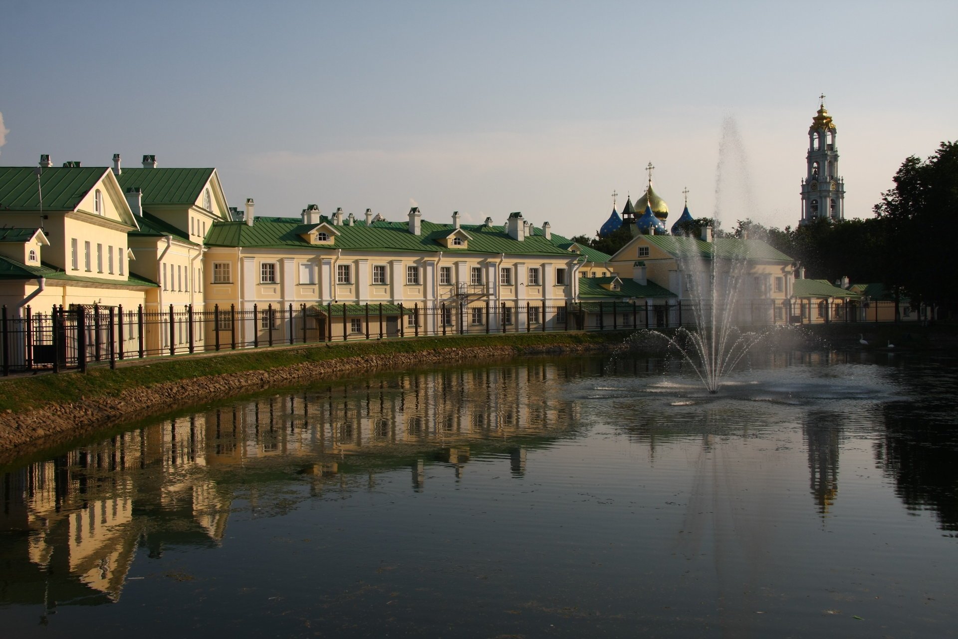 stadt grüne dächer häuser gitter wasser brunnen reflexion kirche zaun zaun teich teich architektur park gebä ude tempel himmel kuppeln glockenturm städte gebäude religion