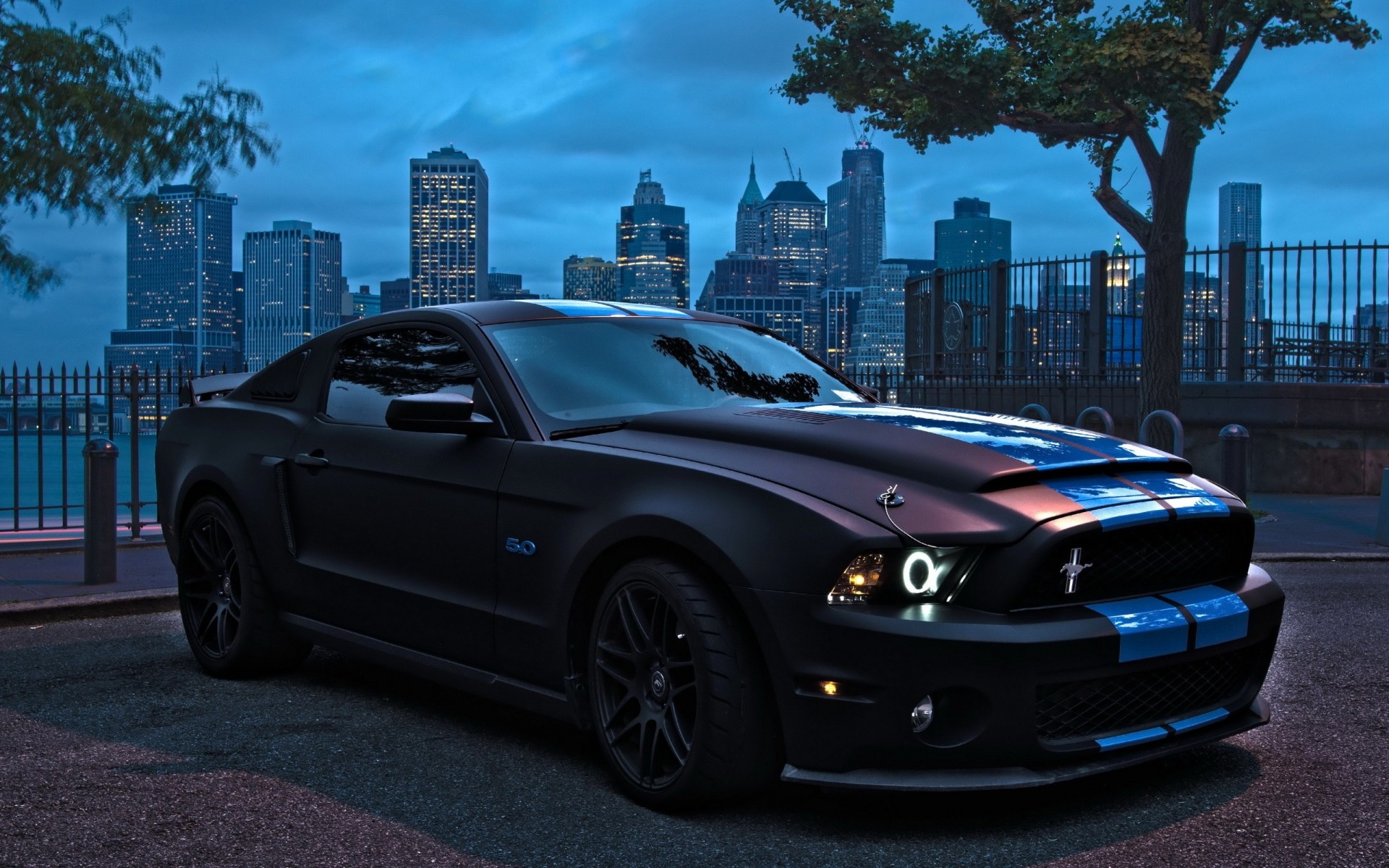 ford mustang negro personalización