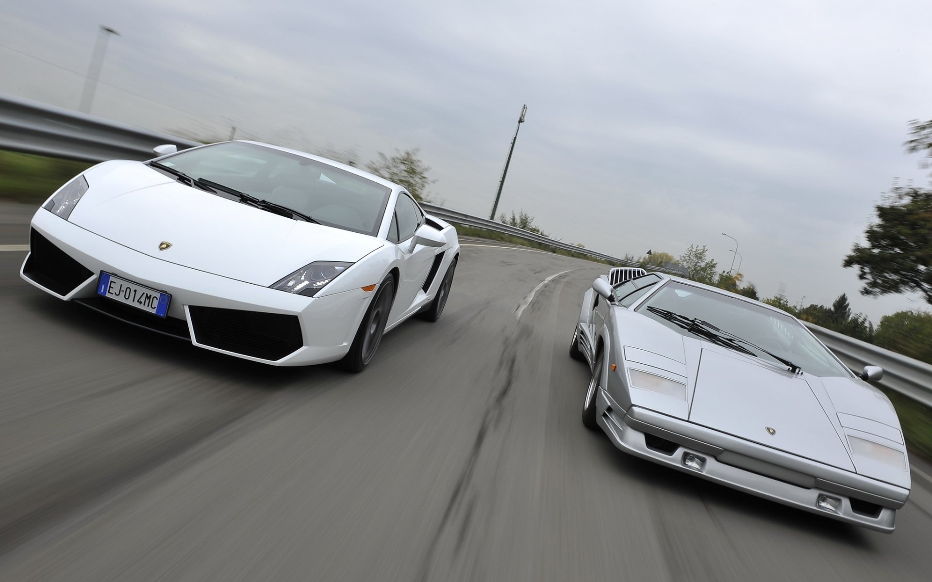 lamborghini countach und gallardo lamborghini countach gallardo supersportwagen straße front