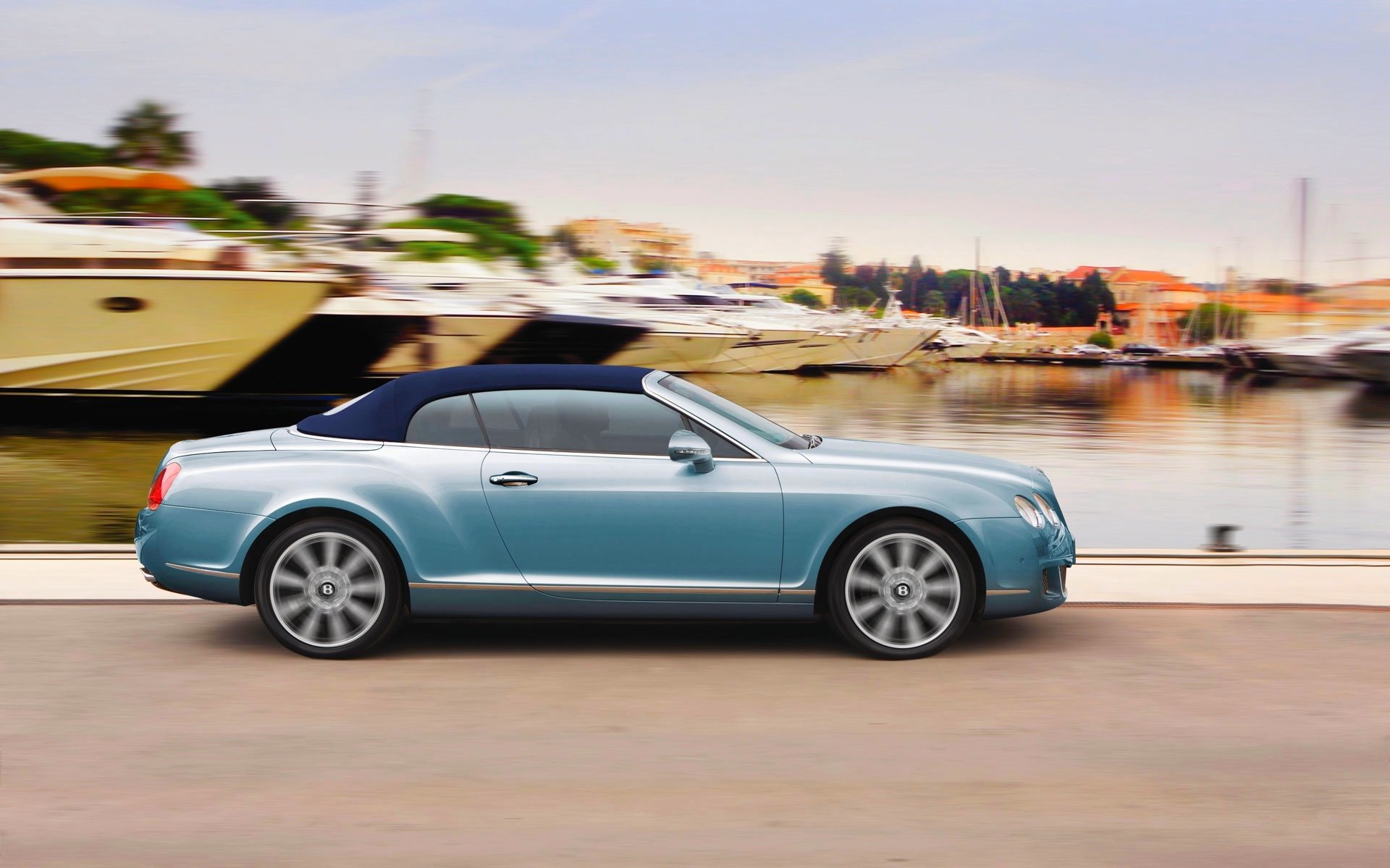 bentley continental gts in movimento ormeggio yacht blu