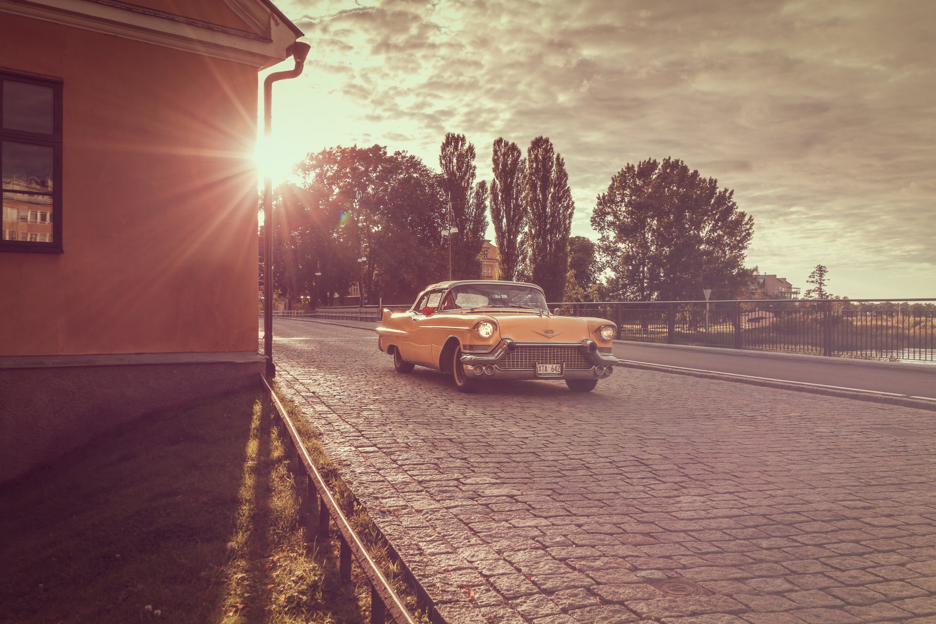 cadillac deville coupé 1956 gelb sonnenuntergang