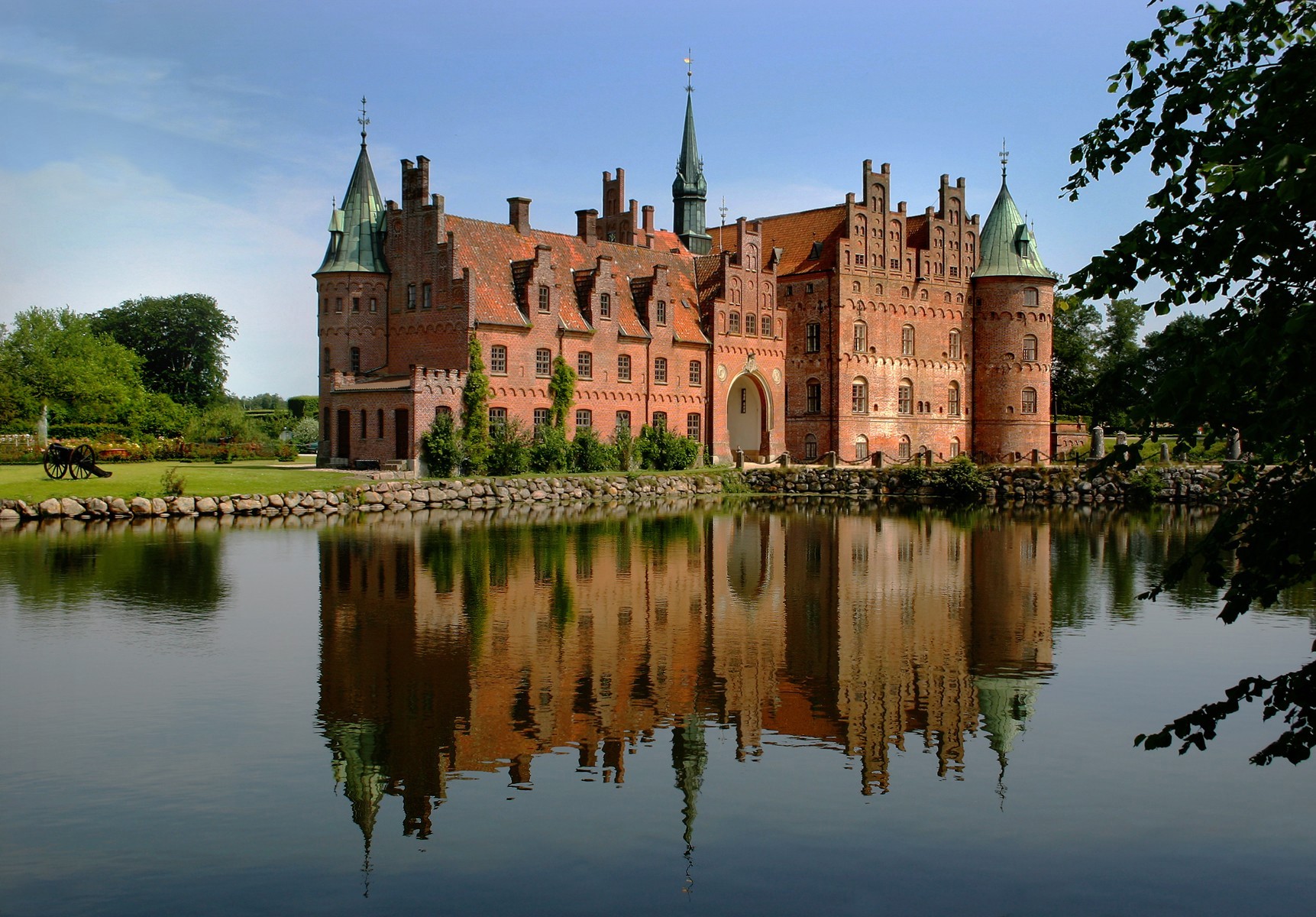 château maison eau réflexion herbe été ciel rive arbres