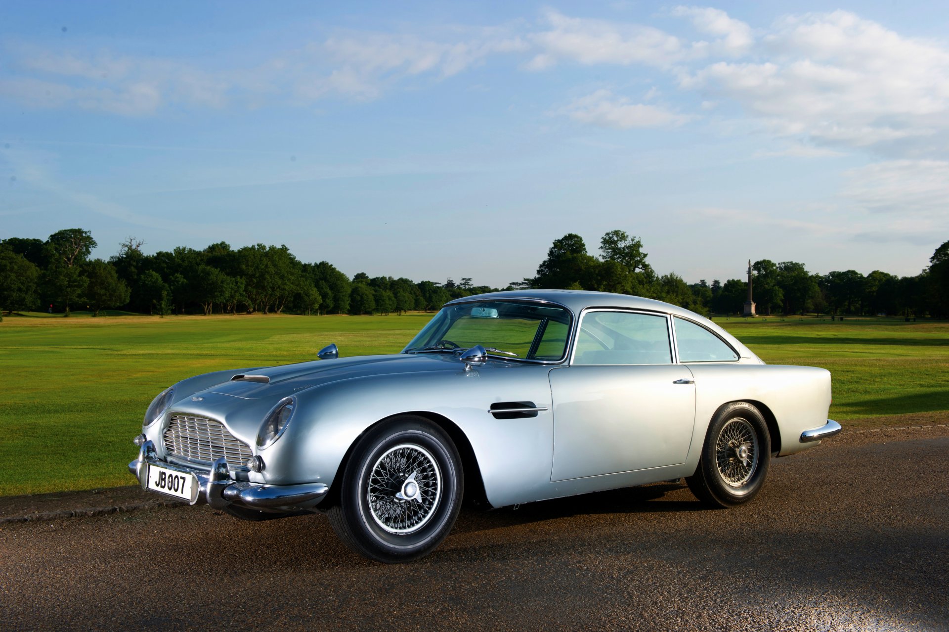 aston martin db5 classico 1964 auto di james bond grigio