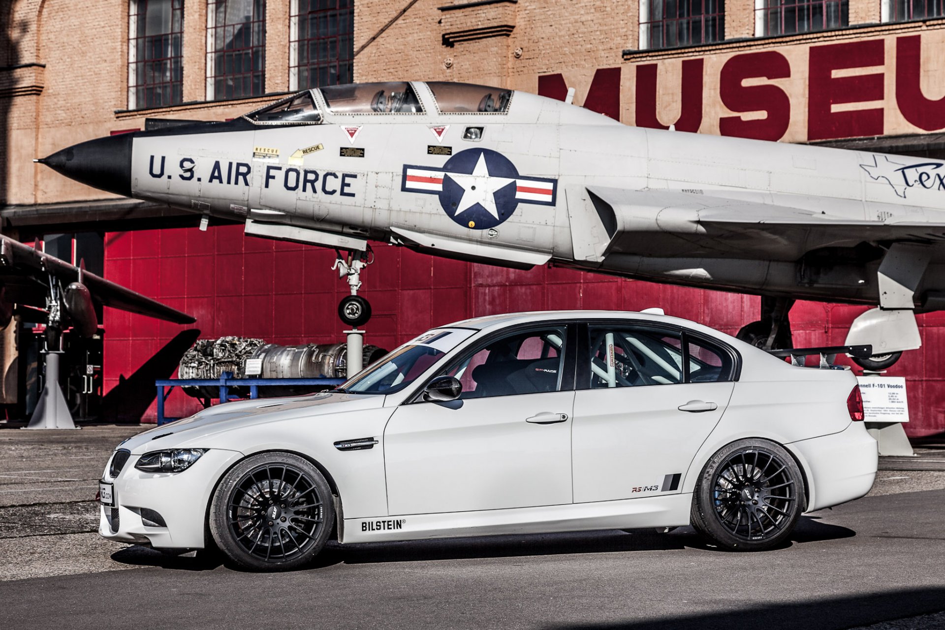 bmw m3 e92 rs biały samolot muzeum bmw