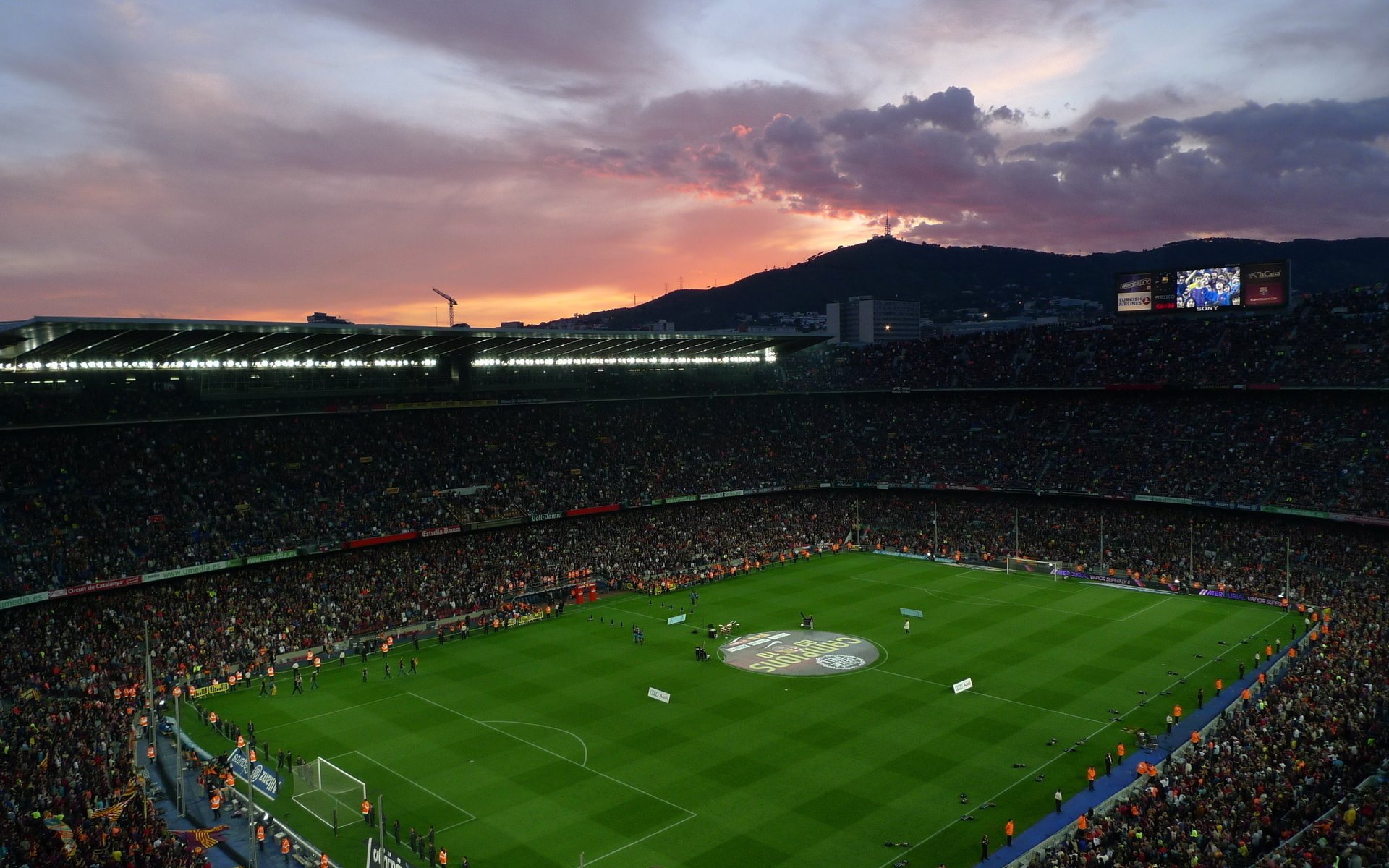 camp nou préparation au match football espagne barcelone stade arène camp nou supporters soirée nuages pelouse sport