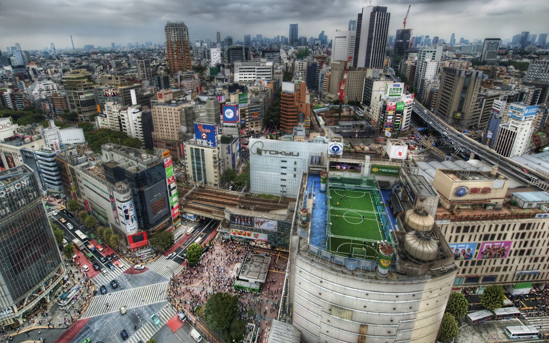 tokyo giappone metropoli hdr case tetti campo di calcio strada folla persone