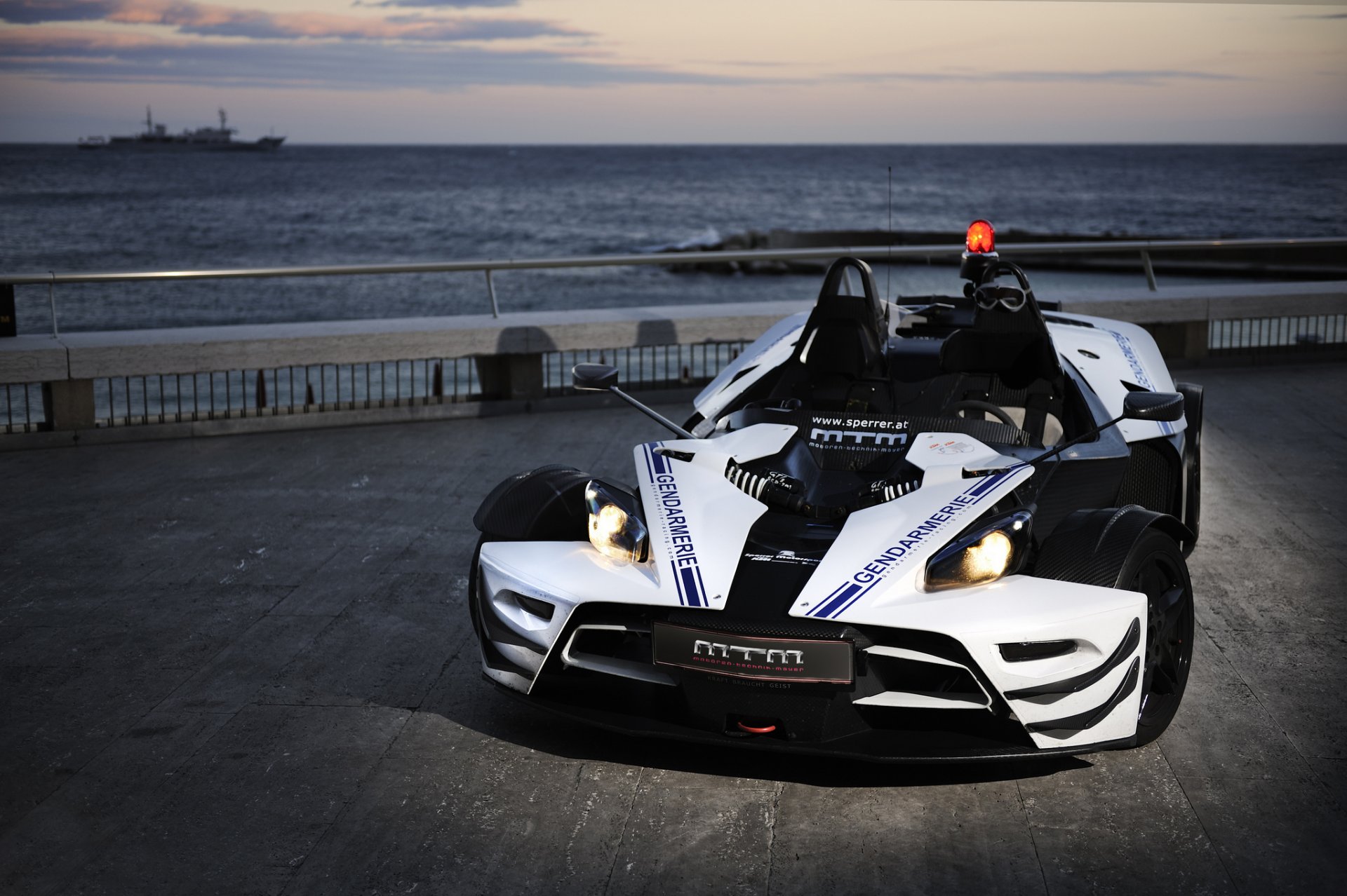 ktm x-bow mtm crepúsculo mar policía barco blanco