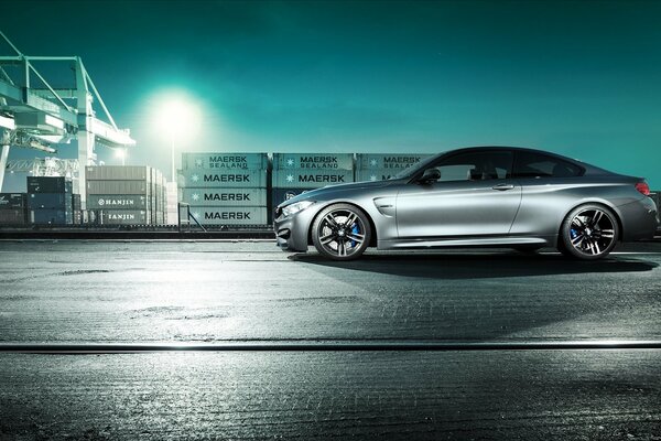 Promenade portuaire de nuit sur une BMW de couleur acier