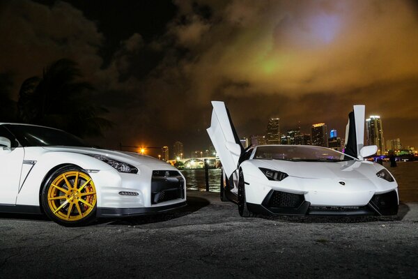 Qui est un amateur de nissan, gt-R. Lamborghini disséquer la nuit