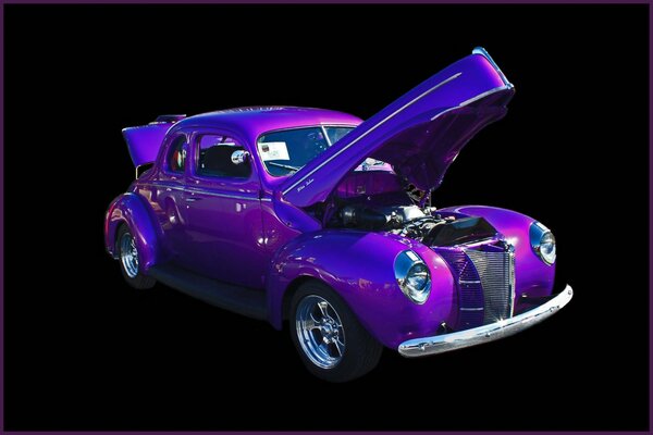 Авто фиолетово сереневого цвета на черном фоне