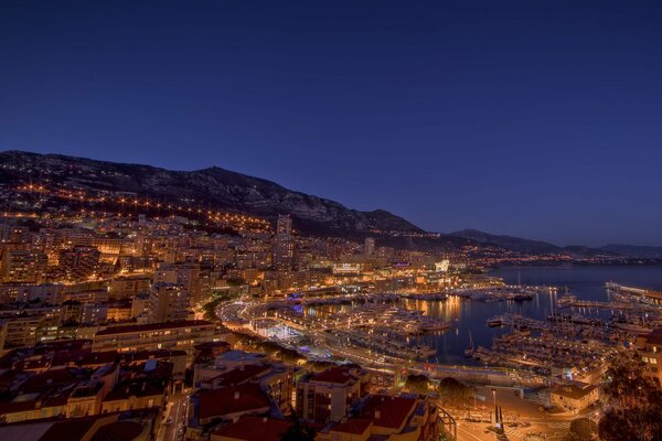 Panorama de la ville côtière nocturne