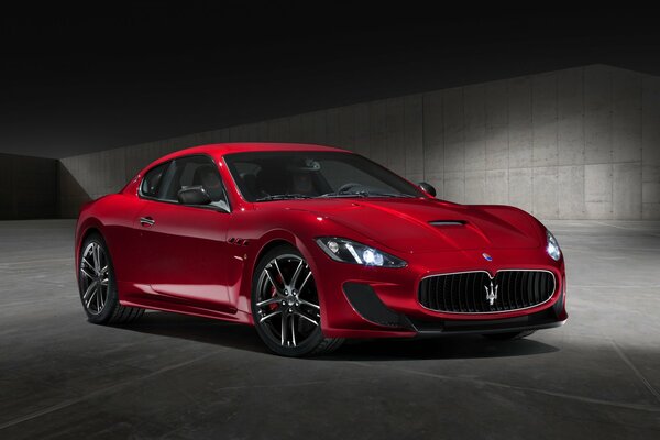 Maserati grandturismo colore rosso