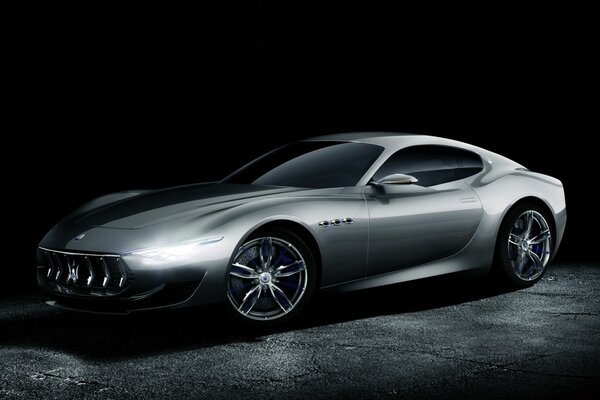 Maserati modello sportivo elegante colore argento