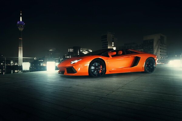 Der Stil und die Eleganz der sportlichen Supersportwagen des lamborghini aventador roadster