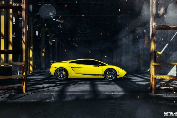 Lamborghini amarillo entonado de lado