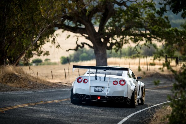 Nissan gt-R superiority over speed is faster than a rocket in the rays of the wheel