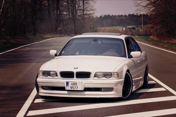 Blanc BMW e38 avec Boomer sur la route