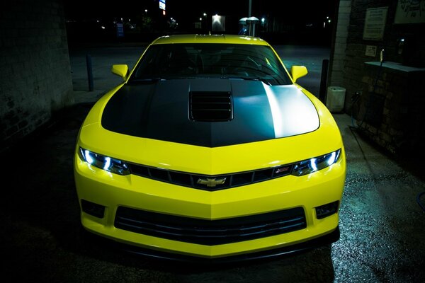 Chevrolet Camaro ácido amarillo noche faros