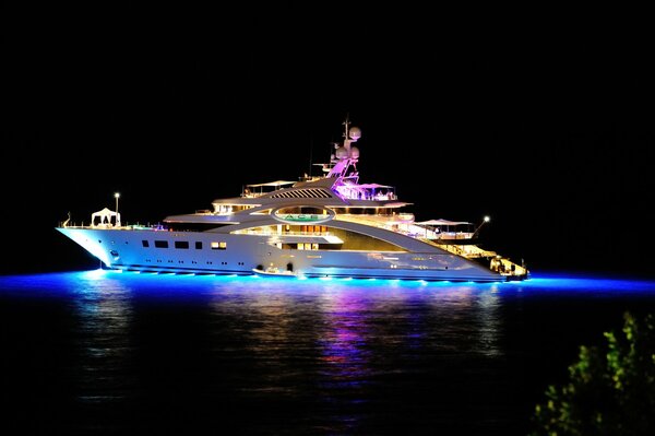 Le yacht de rêve brille avec des lumières colorées