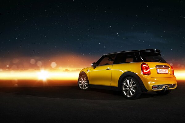 Minicuper jaune, roulons la nuit