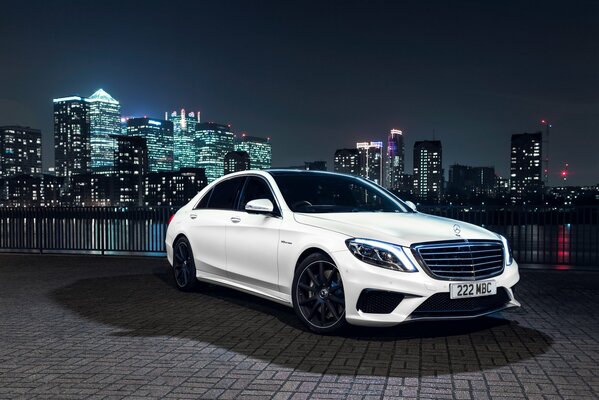 Mercedes Benz sullo sfondo della metropoli notturna