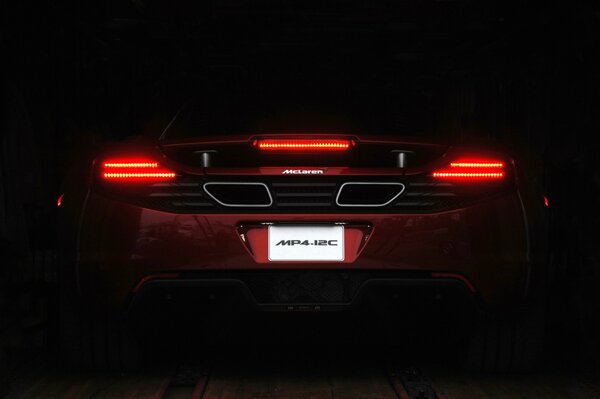 McLaren красный в темном свете