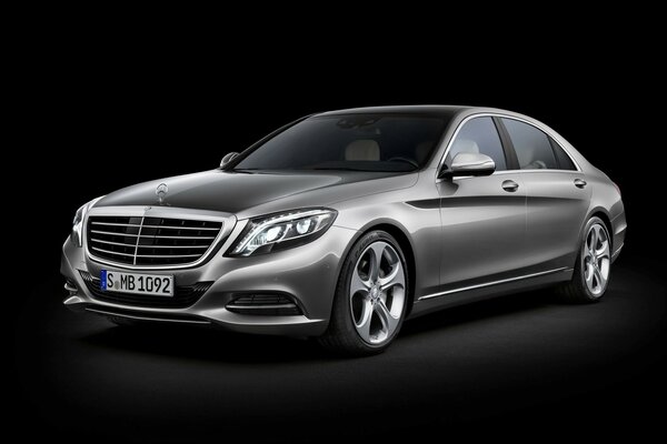 Mercedes classe e argent sur fond noir