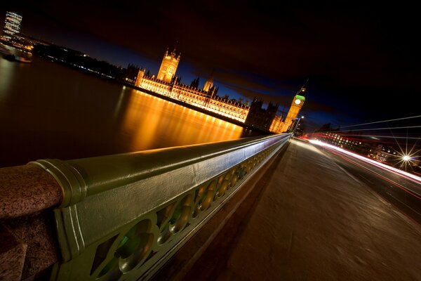 Pont sous un angle intéressant la nuit