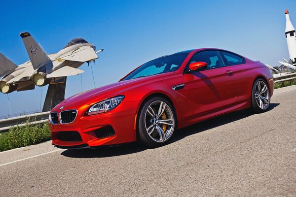 BMW M6 crasseux sur fond d avion