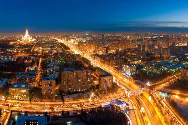 W nocy wszystkie drogi Moskwy w światłach