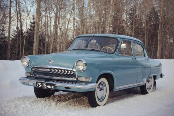 Legenda ZSRR GAZ 21 na zaśnieżonej drodze